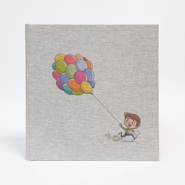 Album na zdjęcia dla dziecka Chłopiec z balonami 20x20 cm 30 szarych kart
