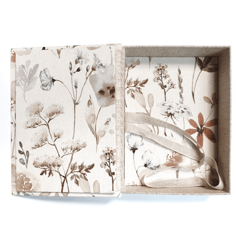 Piękne pudełko do przechowywania zdjęć wykonane z kwiatowej tkaniny
