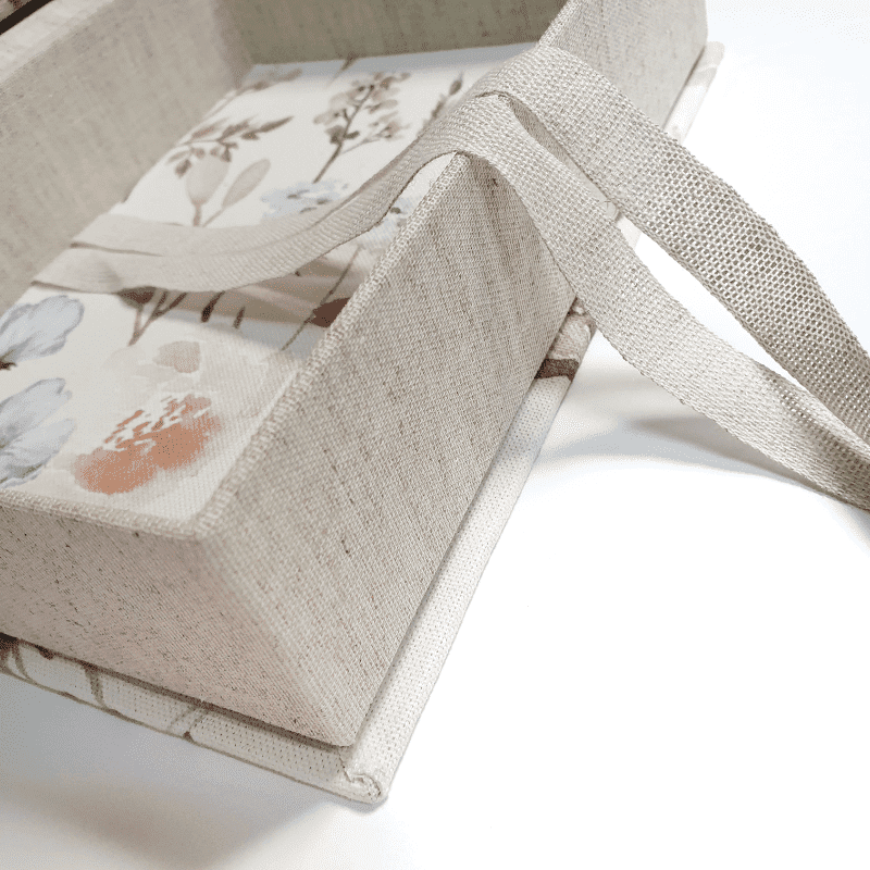Pudełko z kwiatowej tkaniny do przechowywania zdjęć lub pamiątek