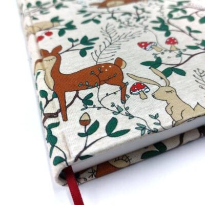 Szkicownik o wymiarach 16,5x22 cm z motywem lasu